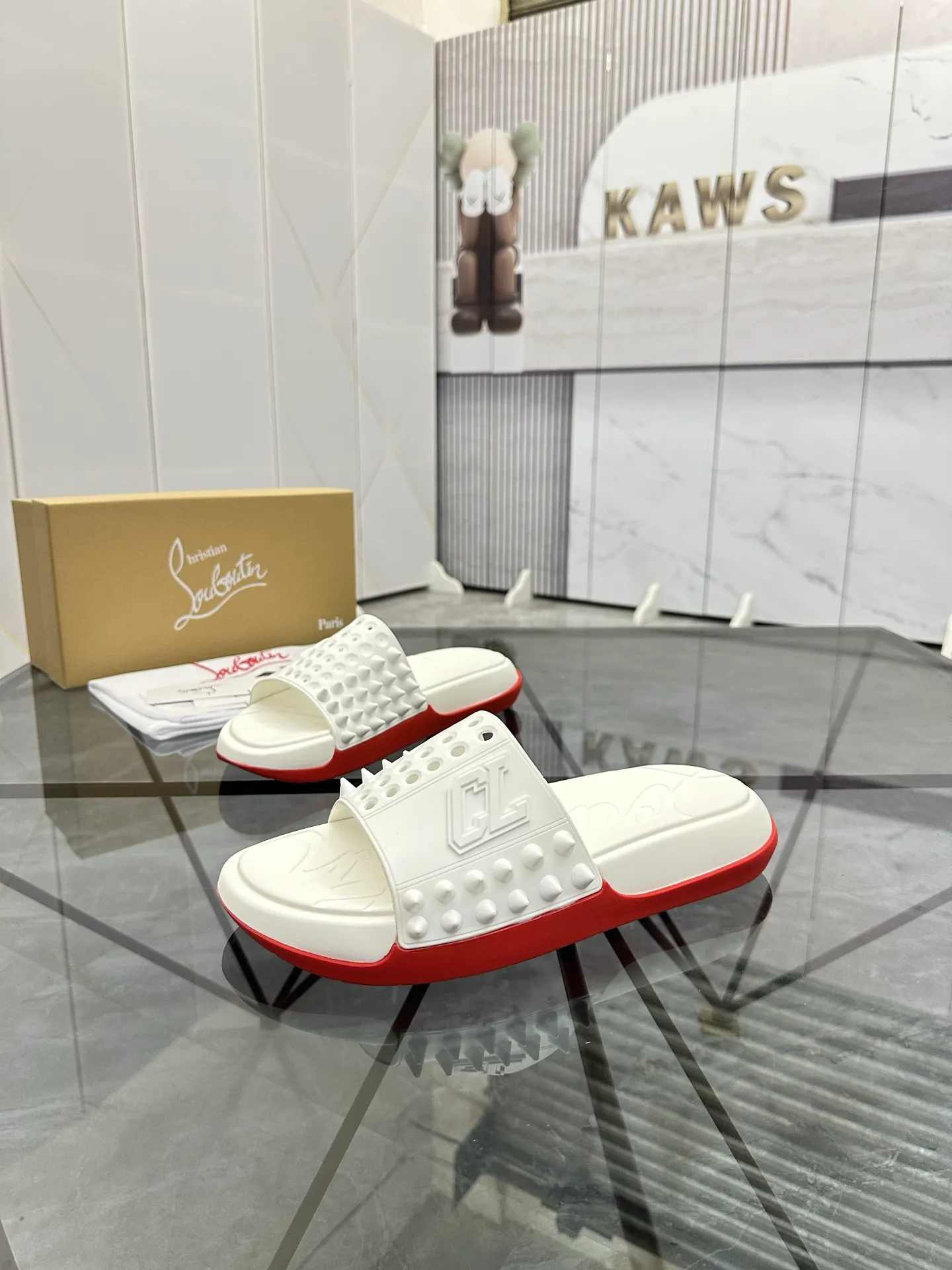 Men's shoes: 💰P300¥ Product trademark: CL red-soled shoes* "CL*" slippers Regular size: 38-44 (men's 45.46 can be customized) Product materials: imported cowhide upper, professional 5D craftsmanship, high-end rivets, sheepskin lining, original outsole. Number: 789